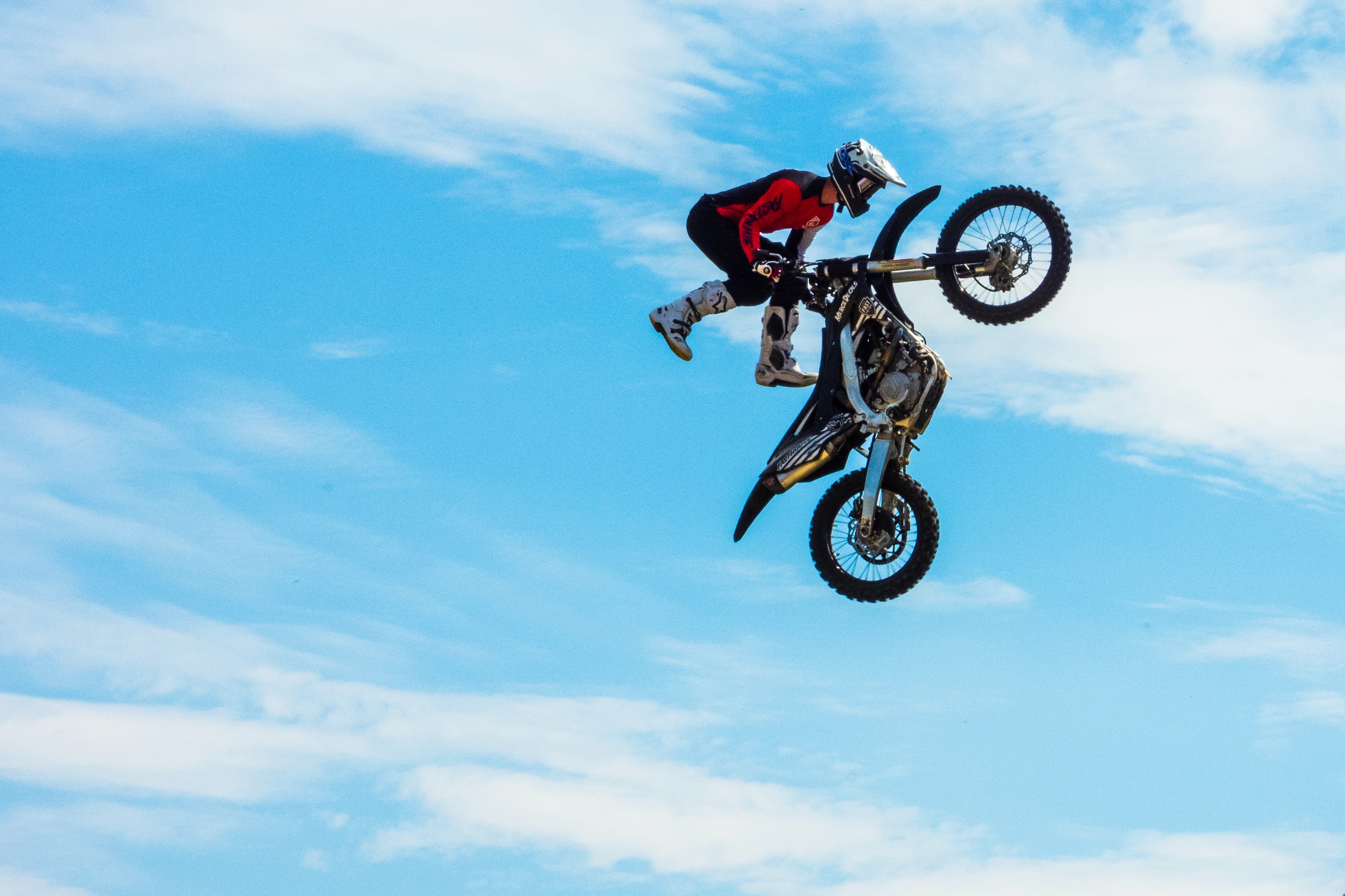 Ein Stunt auf einem Motorrad